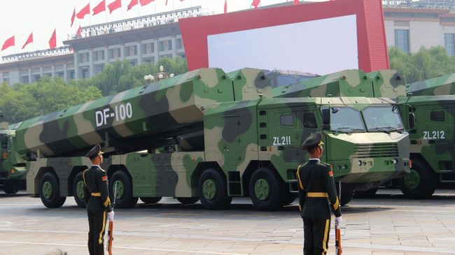 Гиперзвуковые крылатые ракеты DF-100 на военном параде, приуроченном к 70-летию образования Китая, в Пекине Гиперзвуковые крылатые ракеты DF-100 на военном параде, приуроченном к 70-летию образования Китая, в Пекине