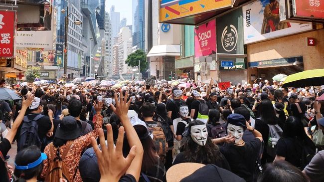 Участники акции протеста в Гонконге Участники акции протеста в Гонконге