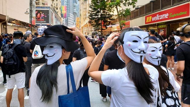 Участники акции протеста в торговом районе Causeway Bay в Гонконге Участники акции протеста в торговом районе Causeway Bay в Гонконге