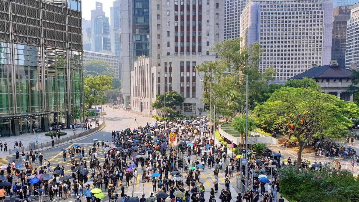 Участники акции протеста в торговом районе Causeway Bay в Гонконг Участники акции протеста в торговом районе Causeway Bay в Гонконг - РИА Новости, 1920, 30.09.2021