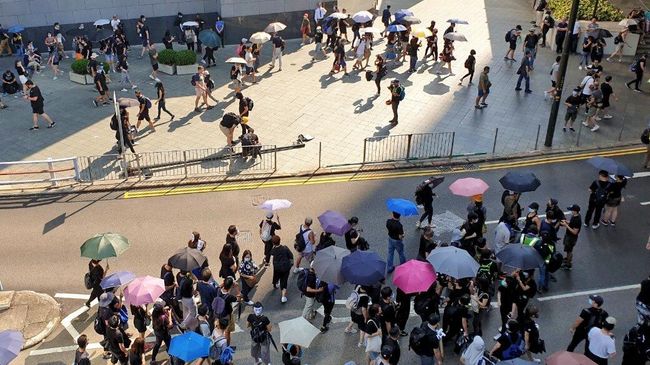 Участники акции протеста в торговом районе Causeway Bay в Гонконге Участники акции протеста в торговом районе Causeway Bay в Гонконге