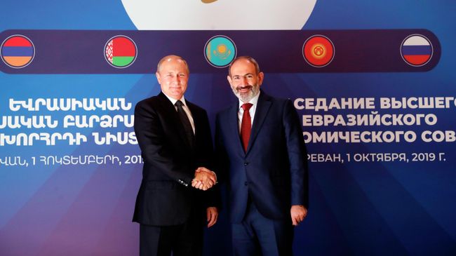 Президент РФ Владимир Путин и премьер-министр Армении Никол Пашинян во время встречи у Государственной резиденции в Ереване перед заседанием ЕАЭС Президент РФ Владимир Путин и премьер-министр Армении Никол Пашинян во время встречи у Государственной резиденции в Ереване перед заседанием ЕАЭС