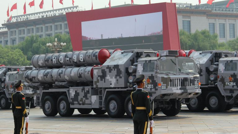 Зенитно-ракетный комплекс Хунци-9 (HQ-9) на военном параде, приуроченном к 70-летию образования Китая, в Пекине Зенитно-ракетный комплекс Хунци-9 (HQ-9) на военном параде, приуроченном к 70-летию образования Китая, в Пекине