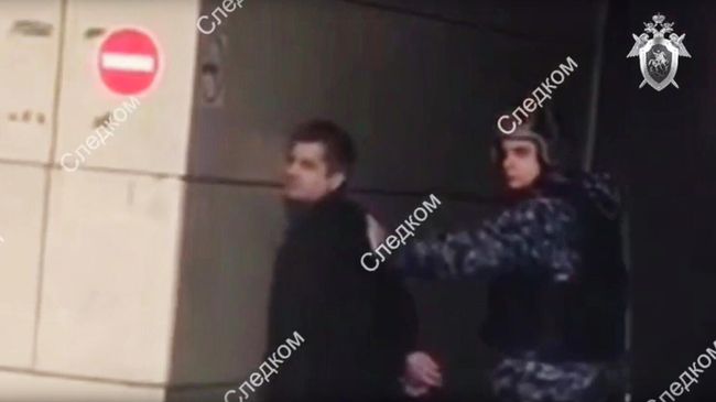 Стоп-кадр видео задержания подозреваемого в нападении на сотрудника СК РФ в Москве