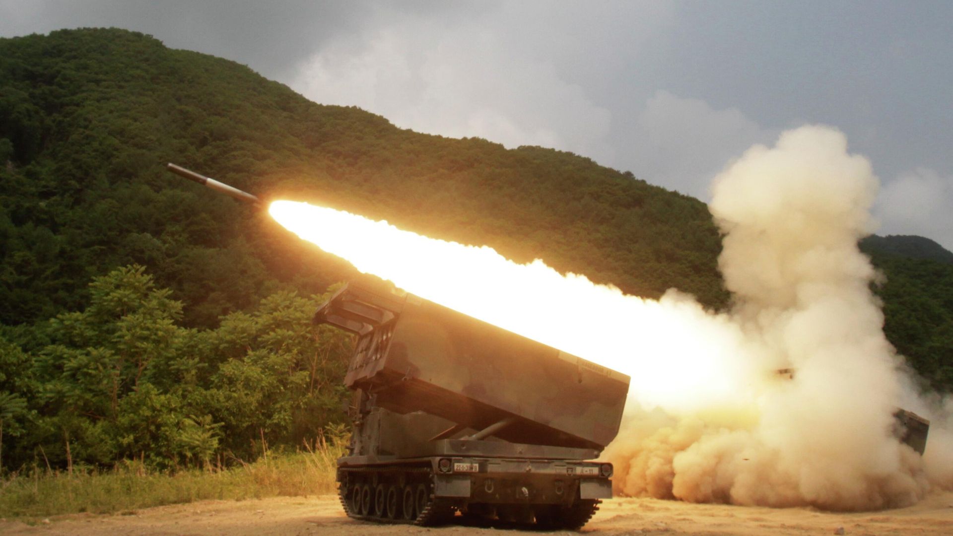 Запуск ракеты системой залпового огня MLRS Запуск ракеты системой залпового огня MLRS - РИА Новости, 1920, 18.05.2023
