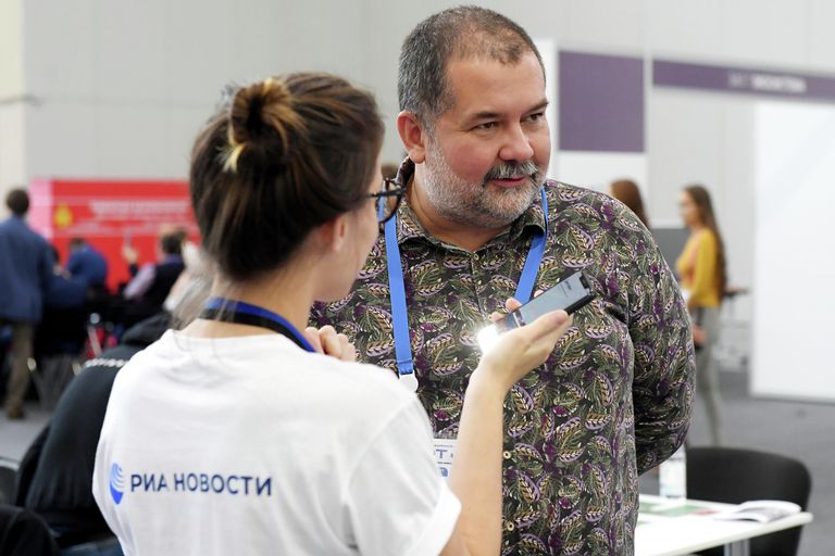 Писатель Сергей Лукьяненко на стенде МИА Россия сегодня во время III Всемирного цифрового саммита по интернету вещей и искусственному интеллекту в Казани
Писатель Сергей Лукьяненко на стенде МИА Россия сегодня во время III Всемирного цифрового саммита по интернету вещей и искусственному интеллекту в Казани