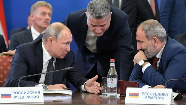 Президент РФ Владимир Путин и премьер-министр Армении Никол Пашинян во время церемонии подписания итоговых документов по итогам заседания ЕАЭС Президент РФ Владимир Путин и премьер-министр Армении Никол Пашинян во время церемонии подписания итоговых документов по итогам заседания ЕАЭС