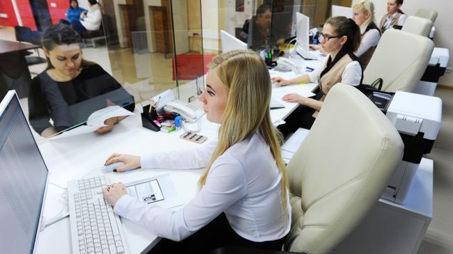 Специалисты МФЦ за работой с заявителями в зоне обслуживания Специалисты МФЦ за работой с заявителями в зоне обслуживания