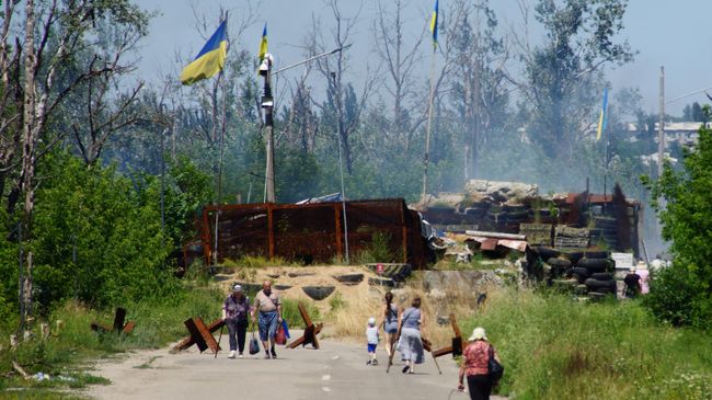 Местные жители в районе пропускного пункта Станица Луганская Местные жители в районе пропускного пункта Станица Луганская