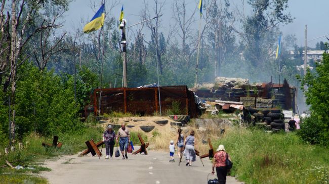 Местные жители в районе пропускного пункта Станица Луганская Местные жители в районе пропускного пункта Станица Луганская
