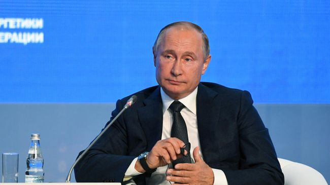 Президент России Владимир Путин на третьем международном форуме Российская энергетическая неделя