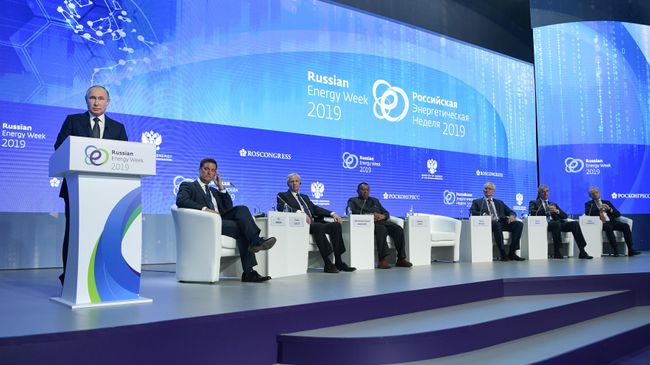 Президент РФ Владимир Путин выступает на третьем международном форуме Российская энергетическая неделя - 2019 Президент РФ Владимир Путин выступает на третьем международном форуме Российская энергетическая неделя - 2019