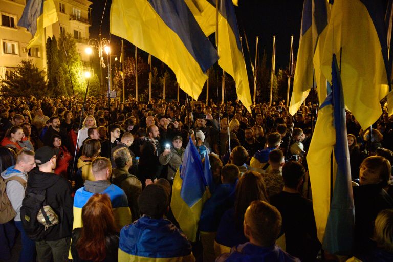 Участники акции Нет Капитуляции против согласования Киевом формулы Штайнмайера по урегулированию в Донбассе возле здания администрации президента в Киеве Участники акции Нет Капитуляции против согласования Киевом формулы Штайнмайера по урегулированию в Донбассе возле здания администрации президента в Киеве