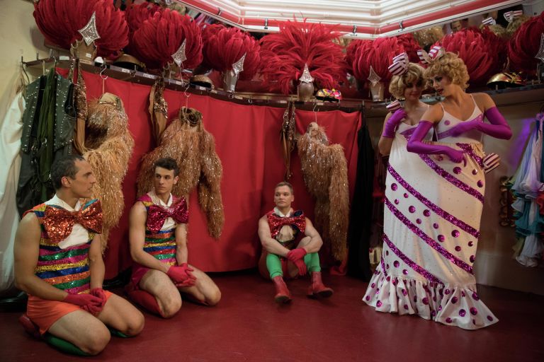 Танцоры за кулисами в Мулен Руж в Париже, Франция Танцоры за кулисами в Мулен Руж в Париже, Франция