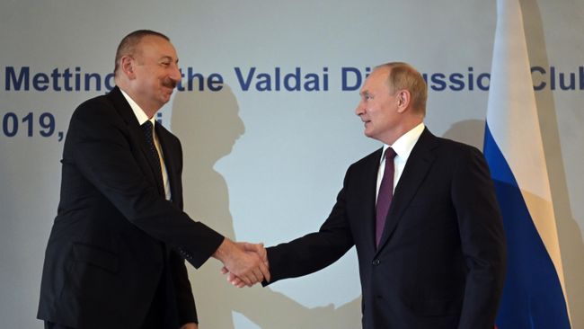 Владимир Путин и президент Азербайджана Ильхам Алиев во время встречи