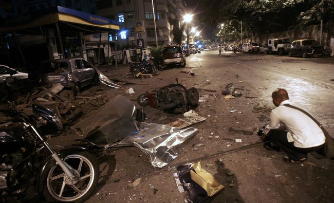 Последствия взрывов на одной из улиц Мумбаи Последствия взрывов на одной из улиц Мумбаи