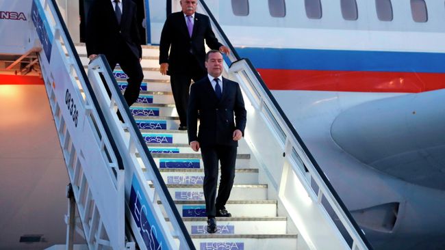 Председатель правительства РФ Дмитрий Медведев во время встречи в международном аэропорту им. Хосе Марти в Гаване Председатель правительства РФ Дмитрий Медведев во время встречи в международном аэропорту им. Хосе Марти в Гаване