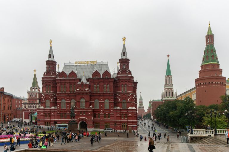 Вид на Государственный исторический музей, Иверские ворота и Кремль с Манежной площади. 2019 год