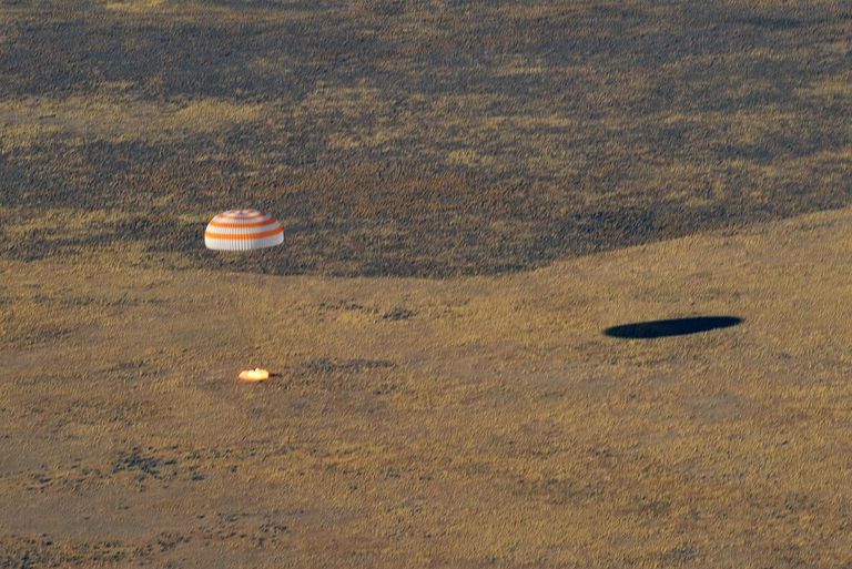 Посадка спускаемого аппарата пилотируемого космического корабля Союза МС-12 с тремя членами экипажа МКС Посадка спускаемого аппарата пилотируемого космического корабля Союза МС-12 с тремя членами экипажа МКС
