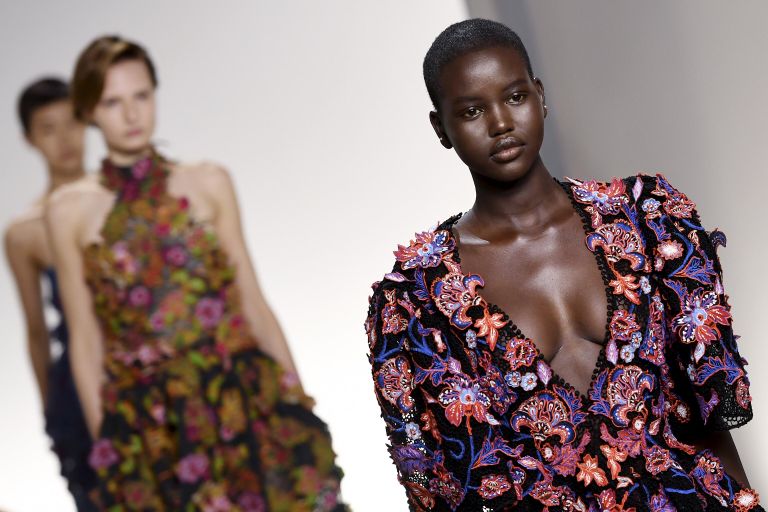 Южно-суданско-австралийская модель Адут Акеч демонстрирует коллекцию Givenchy на показе в Париже Южно-суданско-австралийская модель Адут Акеч демонстрирует коллекцию Givenchy на показе в Париже