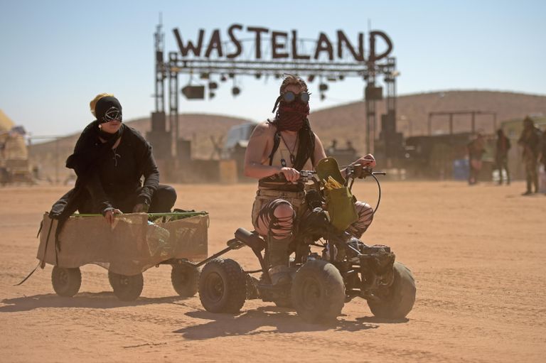 Участницы фестиваля Wasteland Weekend в пустыне Мохаве, США Участницы фестиваля Wasteland Weekend в пустыне Мохаве, США