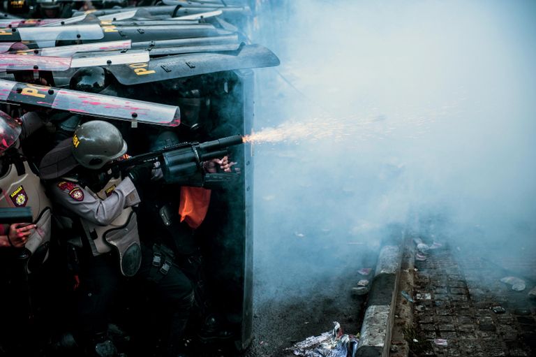 Полиция применяет слезоточивый газ во время акции протеста студентов в Бандунге, Индонезия Полиция применяет слезоточивый газ во время акции протеста студентов в Бандунге, Индонезия