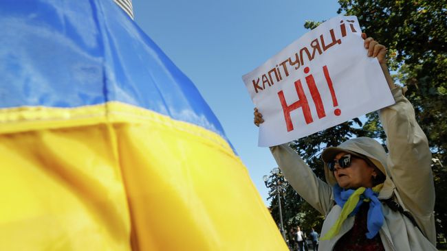 Участники акции Нет Капитуляции против согласования Киевом формулы Штайнмайера по урегулированию в Донбассе в Киеве Участники акции Нет Капитуляции против согласования Киевом формулы Штайнмайера по урегулированию в Донбассе в Киеве