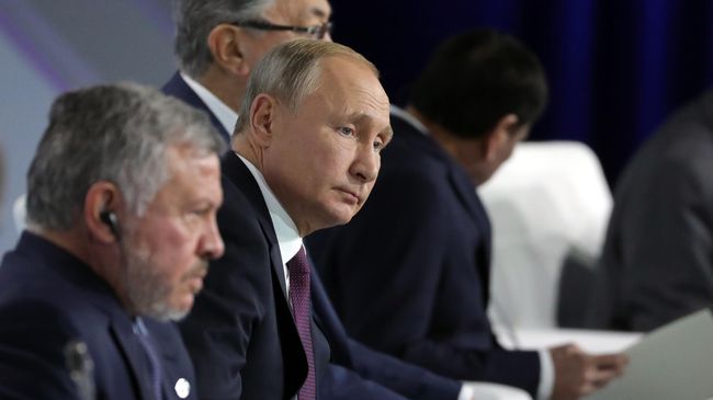 Президент РФ Владимир Путин во время пленарной сессии XVI заседания Международного дискуссионного клуба Валдай Президент РФ Владимир Путин во время пленарной сессии XVI заседания Международного дискуссионного клуба Валдай