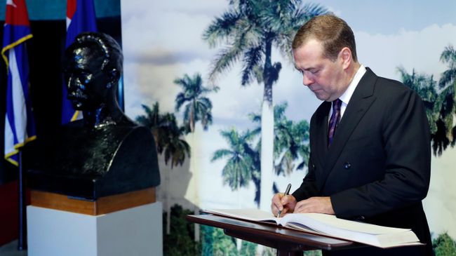 Председатель правительства РФ Дмитрий Медведев оставляет запись в Книге почетных гостей в музее Хосе Марти на площади Революции в Гаване Председатель правительства РФ Дмитрий Медведев оставляет запись в Книге почетных гостей в музее Хосе Марти на площади Революции в Гаване