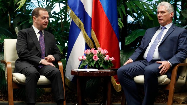 Председатель правительства РФ Дмитрий Медведев и председатель Государственного совета и Совета министров Республики Куба Мигель Диас-Канель Бермудес во время встречи Председатель правительства РФ Дмитрий Медведев и председатель Государственного совета и Совета министров Республики Куба Мигель Диас-Канель Бермудес во время встречи