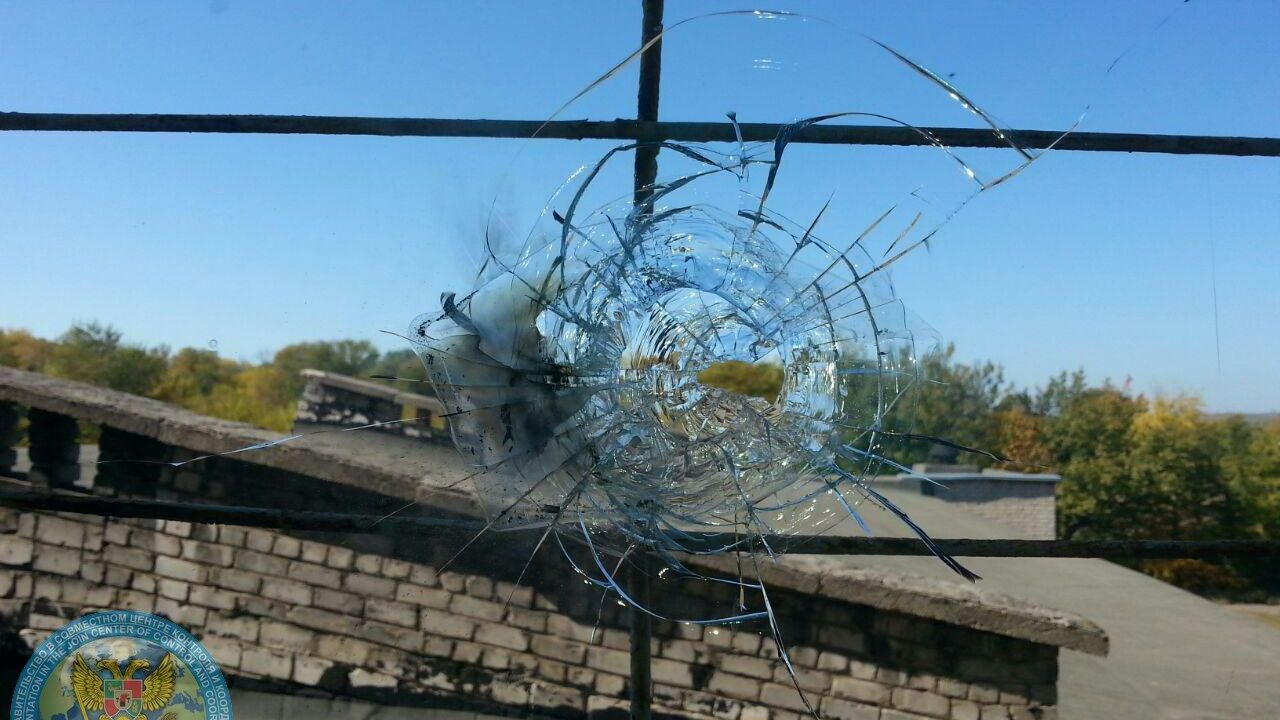 Повреждение школы в населенном пункте Золотое-5 в результате обстрела со стороны ВС Украины Повреждение школы в населенном пункте Золотое-5 в результате обстрела со стороны ВС Украины - РИА Новости, 1920, 14.10.2021