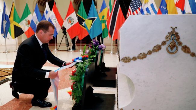 Председатель правительства России Дмитрий Медведев на церемонии возложения венка к Могиле Неизвестного борца за независимость Кубы. 3 октября 2019 Председатель правительства России Дмитрий Медведев на церемонии возложения венка к Могиле Неизвестного борца за независимость Кубы. 3 октября 2019