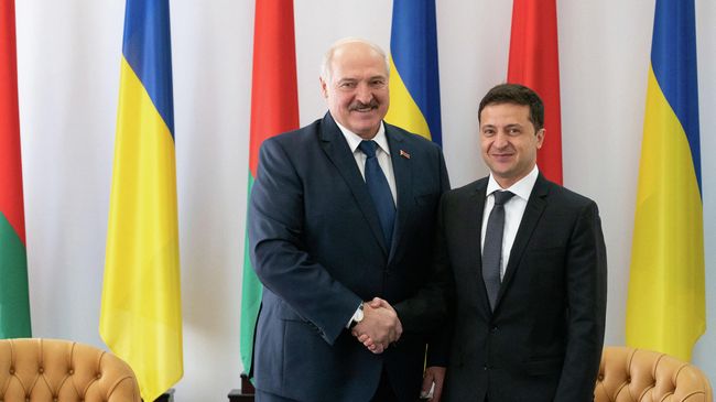 Александр Лукашенко и Владимир Зеленский во время встречи в Житомире Александр Лукашенко и Владимир Зеленский во время встречи в Житомире