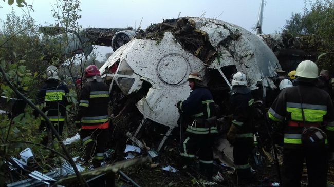Спасатели на месте аварийной посадки самолета Ан-12 на Украине Спасатели на месте аварийной посадки самолета Ан-12 на Украине