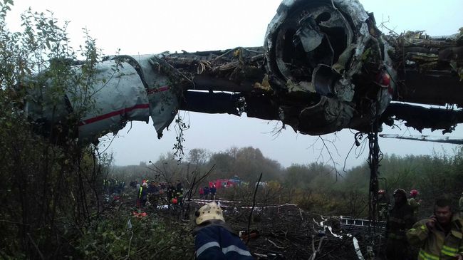 Спасатели на месте аварийной посадки самолета Ан-12 на Украине Спасатели на месте аварийной посадки самолета Ан-12 на Украине