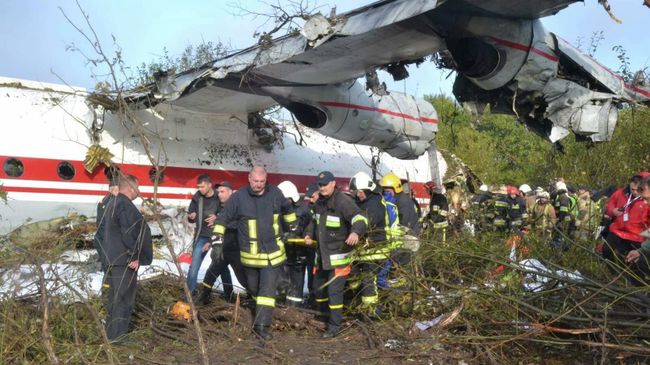 Спасатели на месте аварийной посадки самолета Ан-12 на Украине Спасатели на месте аварийной посадки самолета Ан-12 на Украине