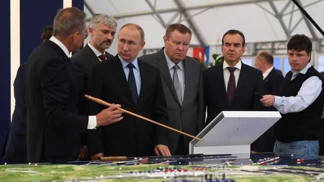 Президент РФ Владимир Путин во время посещения портово-индустриального парка ОТЭКО на Таманском полуострове. 4 октября 2019 Президент РФ Владимир Путин во время посещения портово-индустриального парка ОТЭКО на Таманском полуострове. 4 октября 2019