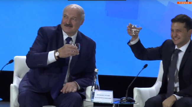 Что поставили, то и пьем: тост Зеленского и Лукашенко рассмешил зал Что поставили, то и пьем: тост Зеленского и Лукашенко рассмешил зал