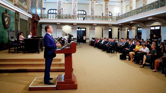 Премьер-министр России Дмитрий Медведев выступает на церемонии присуждения ему степени Почетного доктора политических наук Гаванского университета на Кубе Премьер-министр России Дмитрий Медведев выступает на церемонии присуждения ему степени Почетного доктора политических наук Гаванского университета на Кубе