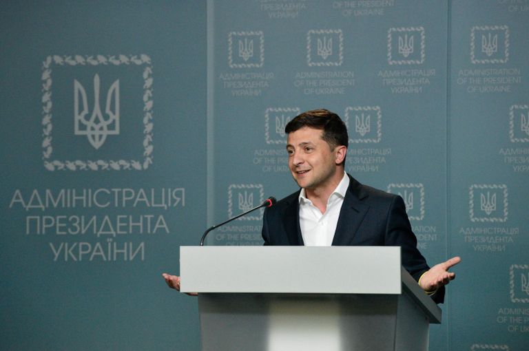 Президент Украины Владимир Зеленский выступает после доклада главы Национальной полиции Сергея Князева в Киеве о ходе расследования убийства журналиста Павла Шеремета Президент Украины Владимир Зеленский выступает после доклада главы Национальной полиции Сергея Князева в Киеве о ходе расследования убийства журналиста Павла Шеремета