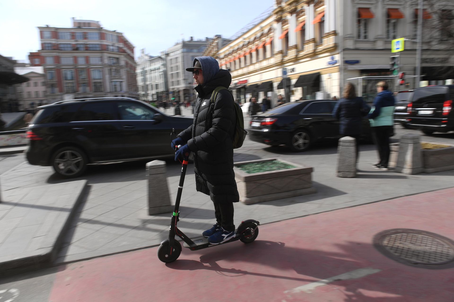 Мужчина едет на электросамокате Мужчина едет на электросамокате - РИА Новости, 1920, 22.12.2020