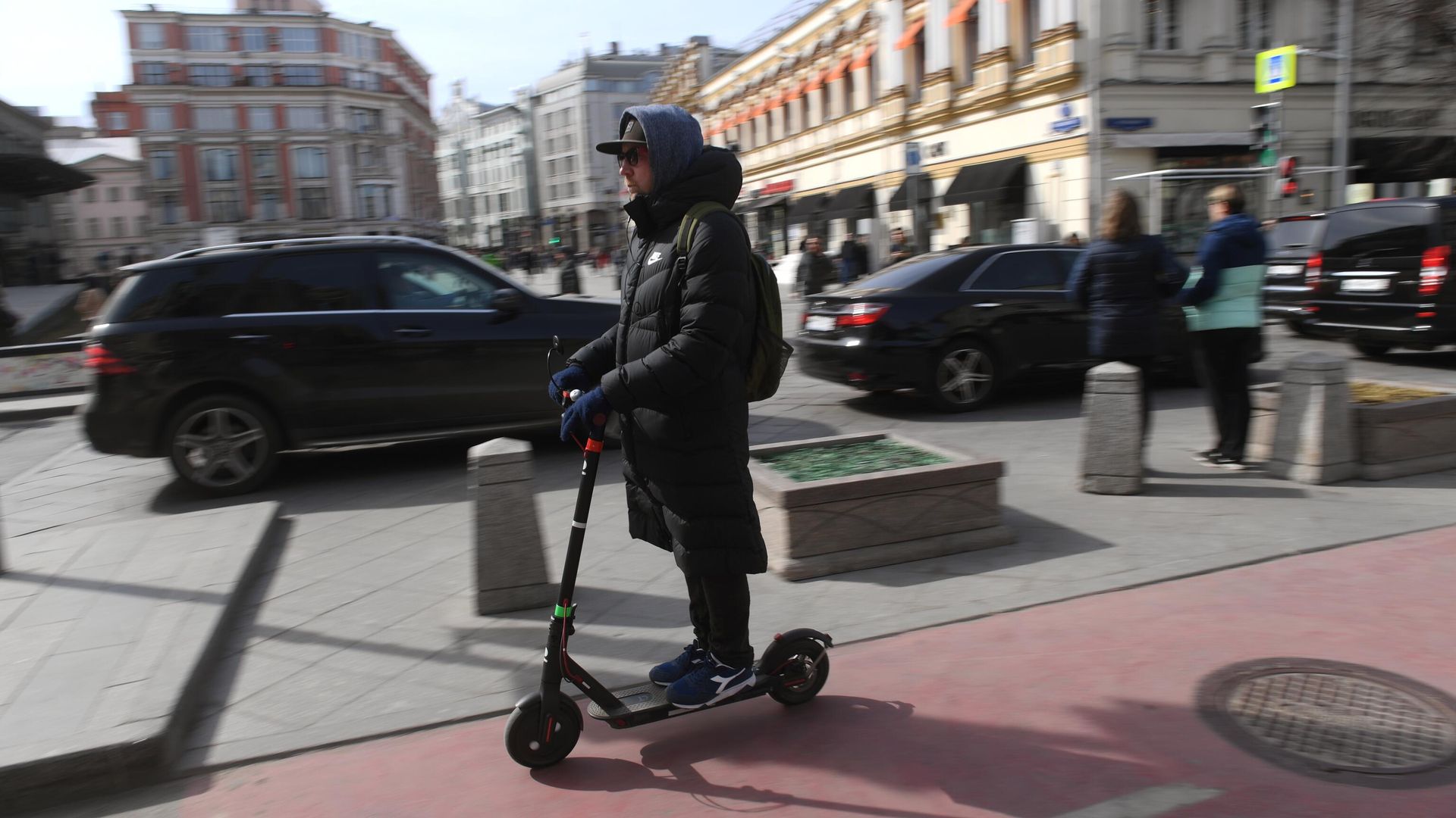 Мужчина едет на электросамокате Мужчина едет на электросамокате - РИА Новости, 1920, 05.02.2021