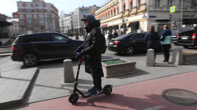 Мужчина едет на электросамокате Мужчина едет на электросамокате