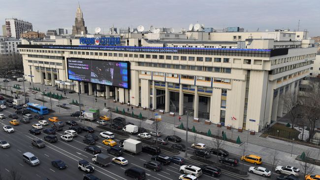 Автомобильное движение на Зубовском бульваре в Москве