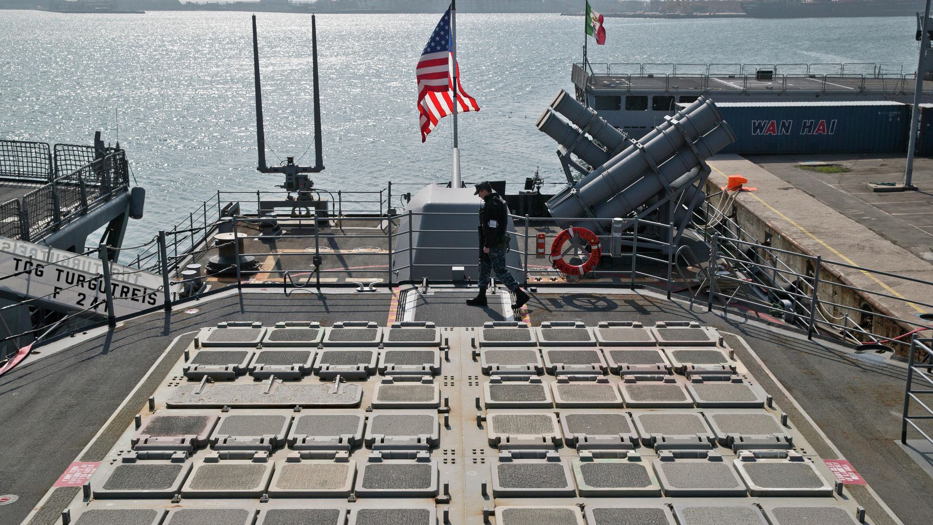 Солдат морской пехоты США на палубе военного корабля USS Vicksburg в черноморском порту Констанца в Румынии - РИА Новости, 1920, 07.10.2019