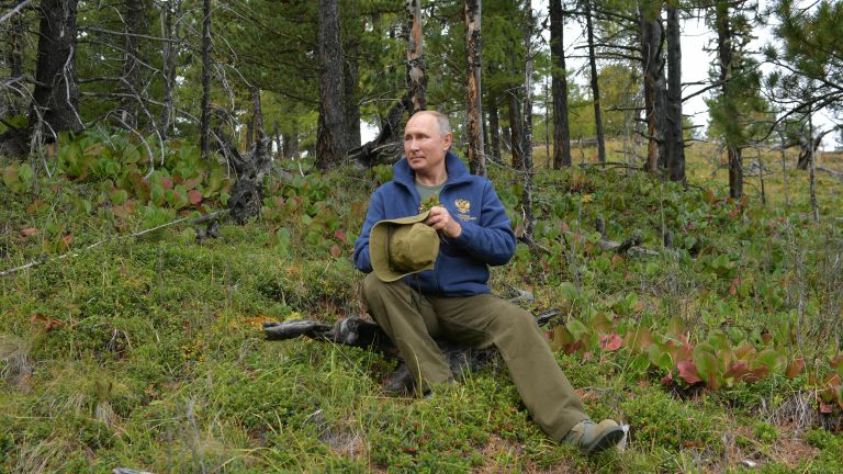 Президент РФ Владимир Путин во время прогулки в тайге Президент РФ Владимир Путин во время прогулки в тайге