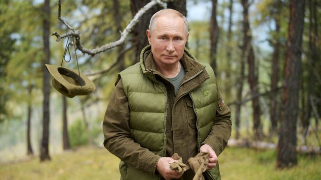 Президент РФ Владимир Путин во время прогулки в тайге Президент РФ Владимир Путин во время прогулки в тайге