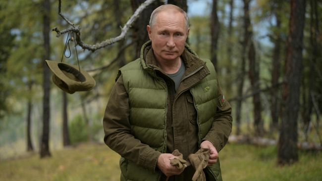 Президент РФ Владимир Путин во время прогулки в тайге Президент РФ Владимир Путин во время прогулки в тайге