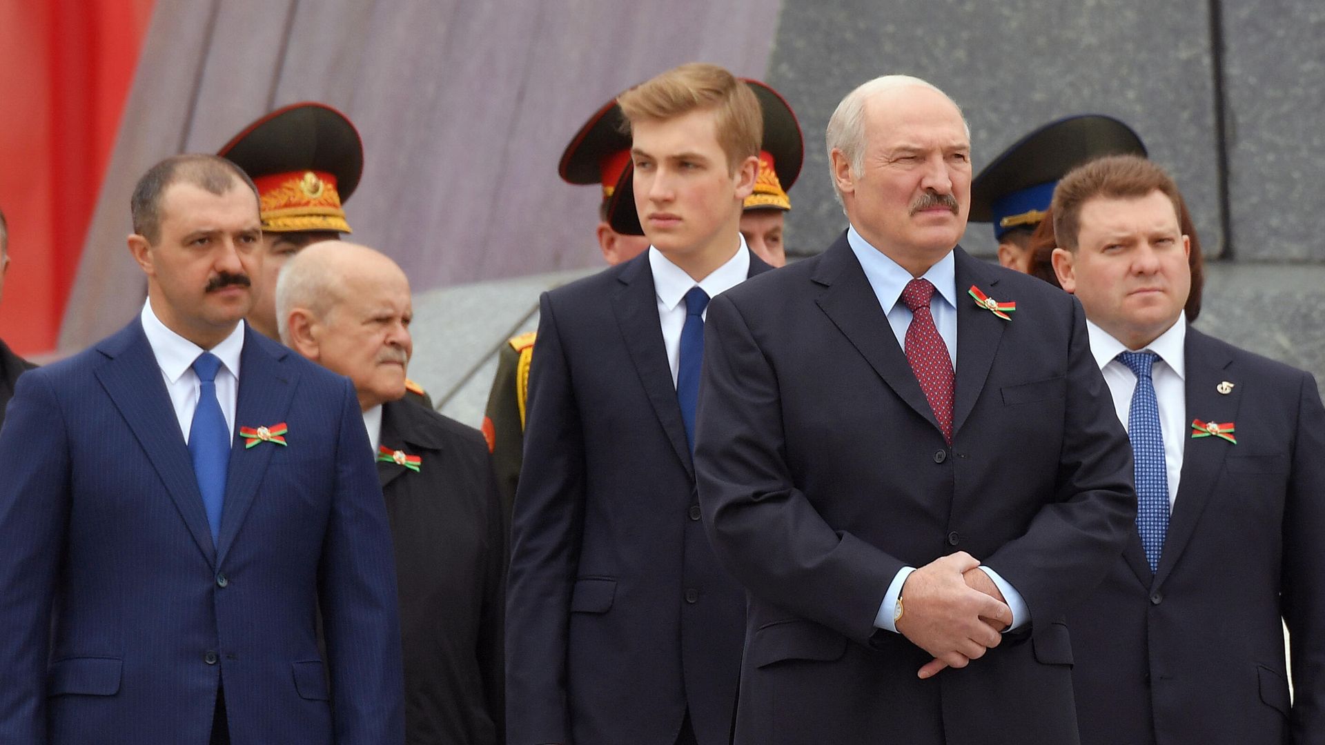 Президент Белоруссии Александр Лукашенко, младший сын президента Белоруссии Николай Лукашенко и старший сын президента Белоруссии Виктор Лукашенко Президент Белоруссии Александр Лукашенко, младший сын президента Белоруссии Николай Лукашенко и старший сын президента Белоруссии Виктор Лукашенко - РИА Новости, 1920, 13.11.2020