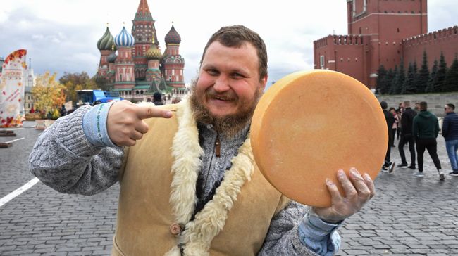 Фермер, сыровар Олег Сирота со своей продукцией на гастрономическом фестивале Золотая осень в Москве Фермер, сыровар Олег Сирота со своей продукцией на гастрономическом фестивале Золотая осень в Москве